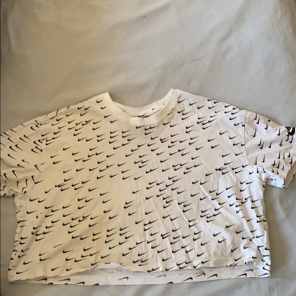 super cute white nike cropped t-shirt!